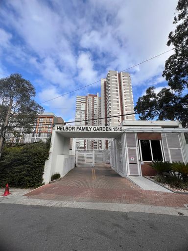 Condominio com segurança no lado de dentro e fora do condomínio.