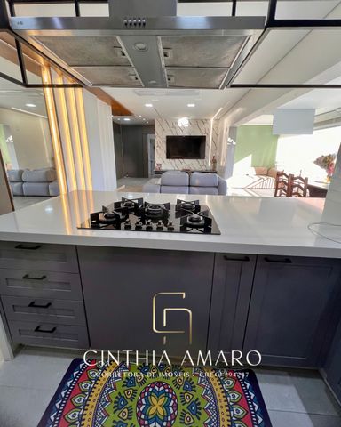 Cozinha integrada com bastante planejados de excelente qualidade.