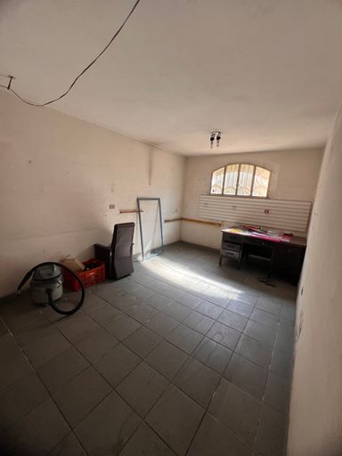 A casa possui espaço no subsolo.