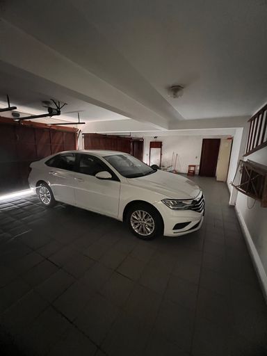 Garagem coberta para 4 carros.