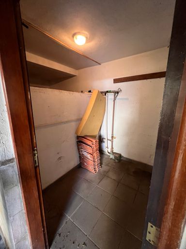 A casa possui cisterna, projetada para armazenar água.