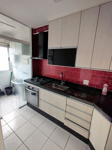 Cozinha com gabinete e fogão + forno