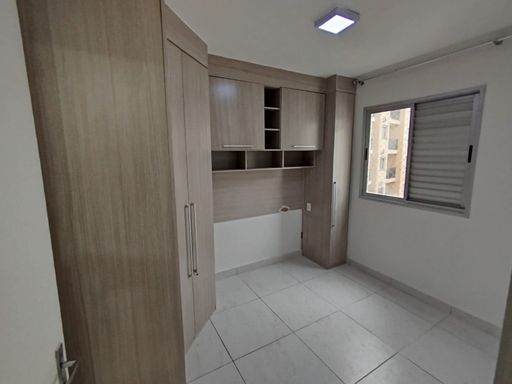 Quarto 2 com armários planejados