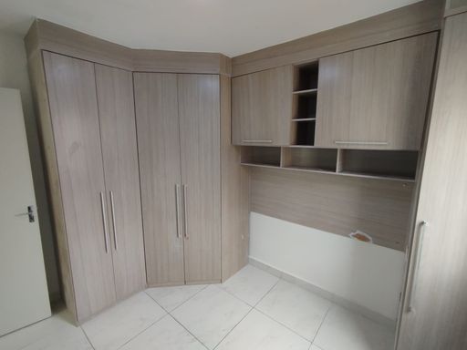 Quarto 2 com armários planejados