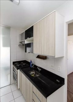 Cozinha com armários planejados e gabinete