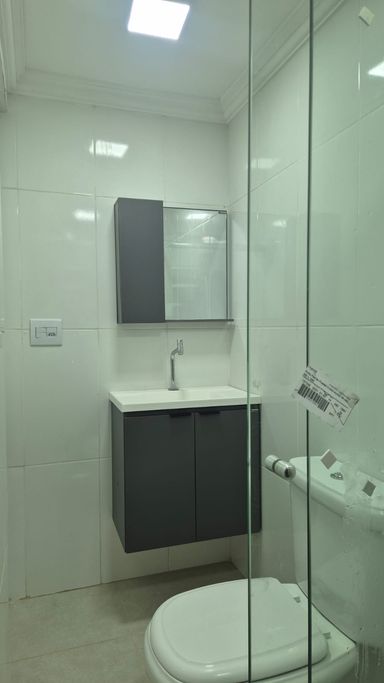 Banheiro com box de vidro