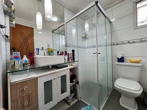 Banheiro com box de vidro