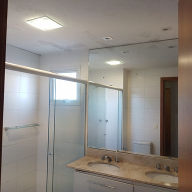 Banheiro com box de vidro