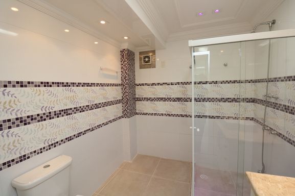 Banheiro com box blindex