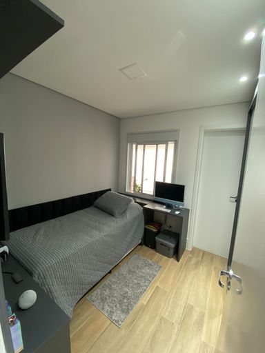 Dormitorio com armários