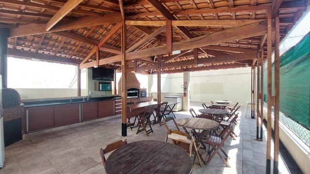 Churrasqueira a carvão com forno de pizza