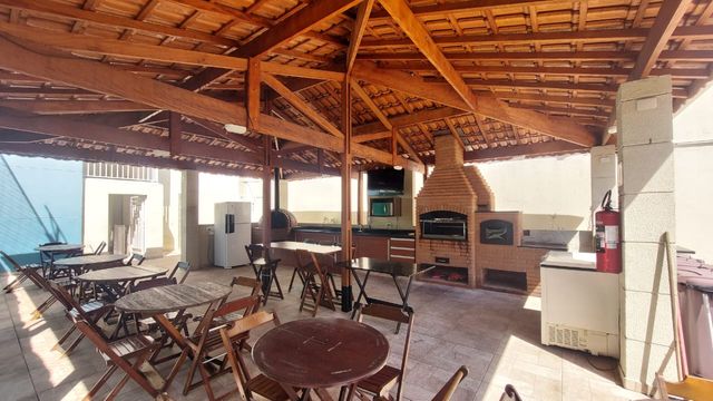 Churrasqueira a carvão com forno de pizza