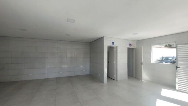 Salão de festa com banheiros individuais