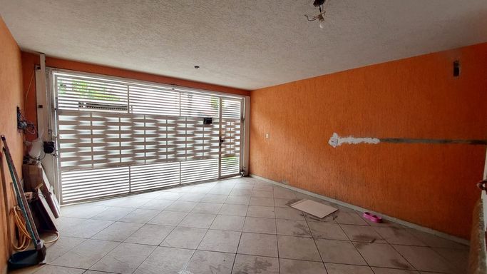 Garagem para 2 carros grandes.