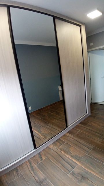 Dormitório com armários