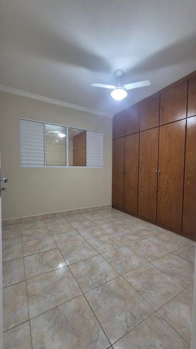 Dormitório com armários