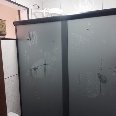 Banheiro com box de vidro