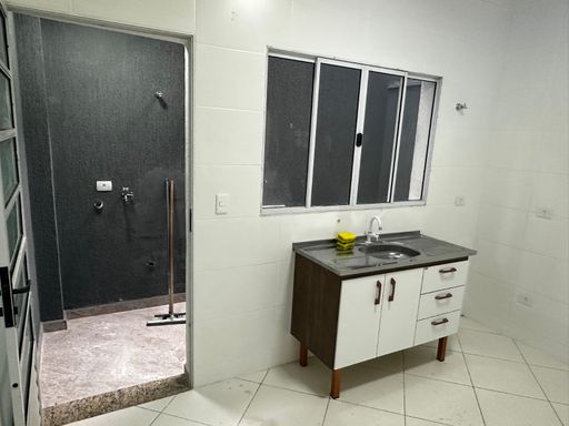 Cozinha com pia e gabinetes novos