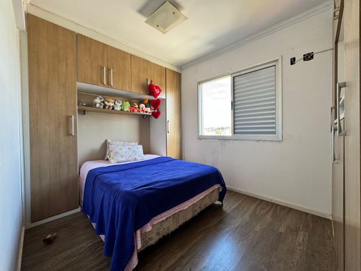 Dormitório com armários