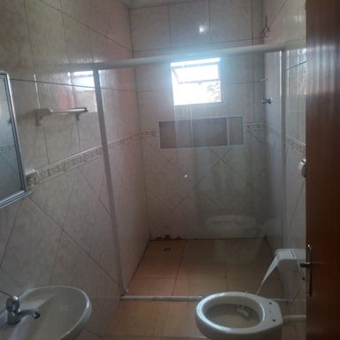Banheiro com box de vidro