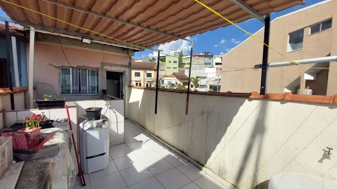 Varanda piso superior parte de trás da casa.