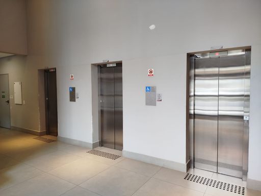 3 elevadores na Torre