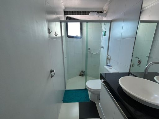 Banheiro com box de vidro