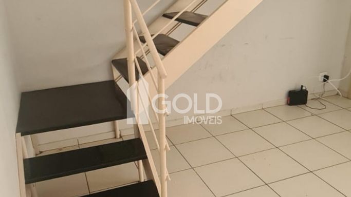 escada de acesso andar superior