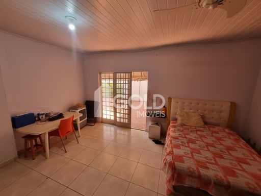 Quarto da área externa com banheiro privativo