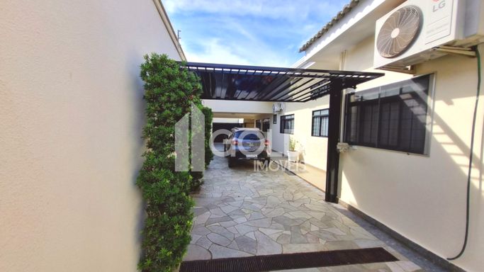 Garagem e entrada lateral