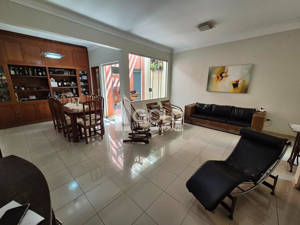 Casa no Centro de Araçatuba, com 4 Quartos, Sendo 2 Suites, Oportunidade!