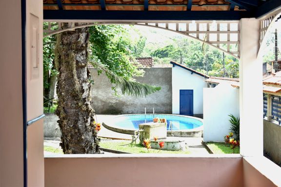 VISTA DA VARANDA PARA MONTANHAS E  PISCINA