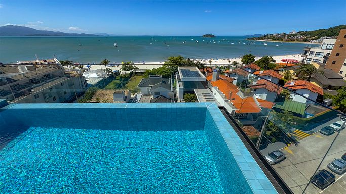 Piscina aquecida de borda infinita no Rooftop