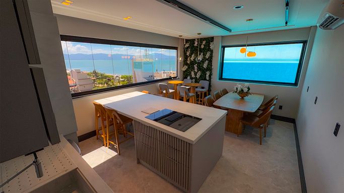 Espaço gourmet com churrasqueira e vista para o mar no Rooftop