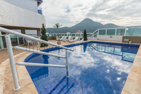 PISCINA E CHURRASQUEIRA