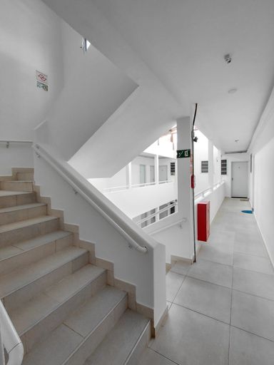 Acesso ao apartamento pelas escadas , fica no terceiro andar