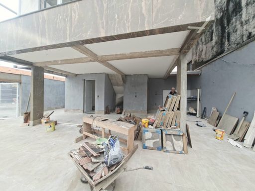 4 vagas na garagem 
Quintal grande