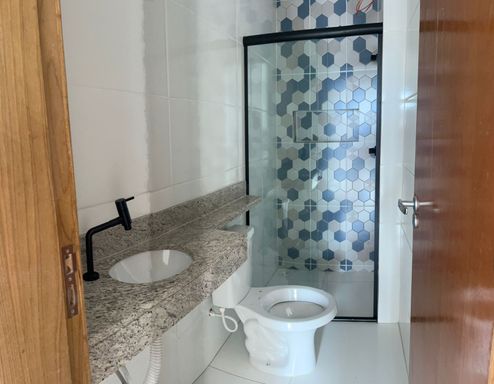 Detalhe do banheiro com box e chuveiros instalados