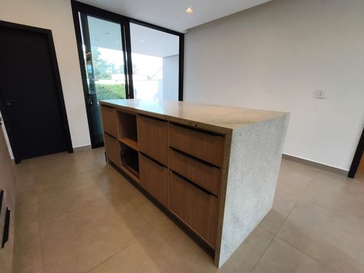 Vista lado interno do armário modulado da  bancada da cozinha cozinha com mo