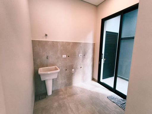 Vista lavanderia acesso à entrada lateral de serviço