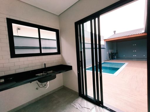 Vista cozinha à piscina e espaço gourmet