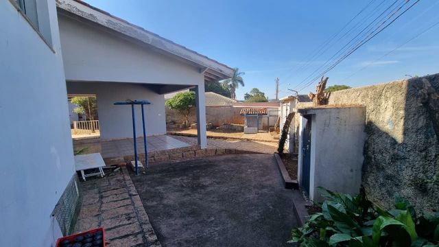 Vista da garagem com canil fechado ao lado