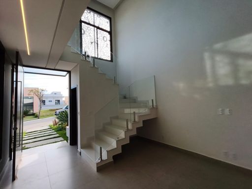 Vista da cozinha em direção à entrada social