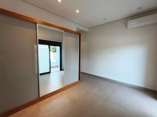 3ª suíte, piso superior, amplo armário com 3 portas de correr, sendo uma delas espelhada
