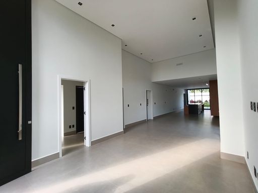 Entrada social, com porta de acesso ao escritório/ depósito (reversível)