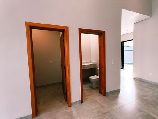 Vista escritório, lavabo e parcial da cozinha