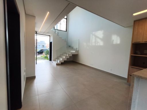 Vista da cozinha em direção à entrada social