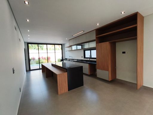 Vista da cozinha, bancada área gourmet integrada