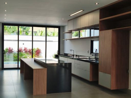 Cozinha + área gourmet com vista para piscina
