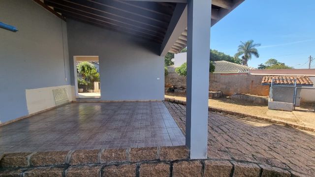 Vista lateral garagem coberta  para 3 carros